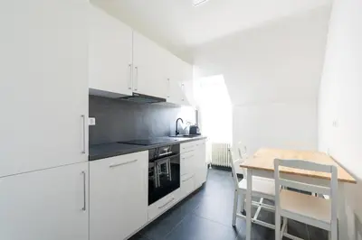 Küche/Küchenzeile in der Unterkunft Modern Rooftop Apartment for Long Term Stays
