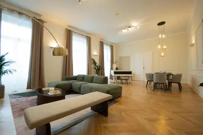 Ein Sitzbereich in der Unterkunft Chic 180m 3BR Apt near Parliament, Self Check-in