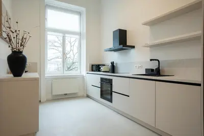 Küche/Küchenzeile in der Unterkunft Chic 180m 3BR Apt near Parliament, Self Check-in