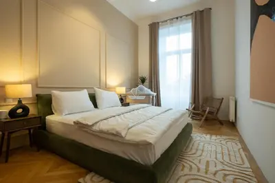 Ein Bett oder Betten in einem Zimmer der Unterkunft Chic 180m 3BR Apt near Parliament, Self Check-in