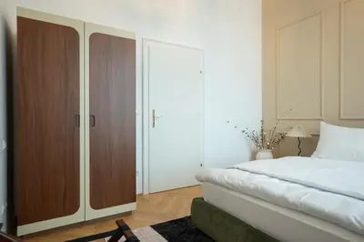 Ein Bett oder Betten in einem Zimmer der Unterkunft Chic 180m 3BR Apt near Parliament, Self Check-in