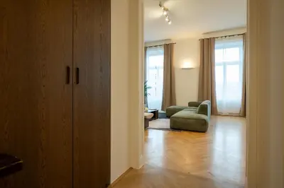 Ein Sitzbereich in der Unterkunft Chic 180m 3BR Apt near Parliament, Self Check-in