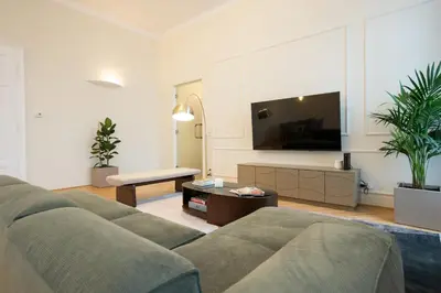 TV/Unterhaltungsangebot in der Unterkunft Chic 180m 3BR Apt near Parliament, Self Check-in