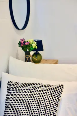 Ein Bett oder Betten in einem Zimmer der Unterkunft Urban Alley Apartment