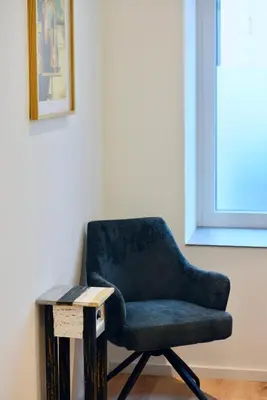 Ein Sitzbereich in der Unterkunft Urban Alley Apartment