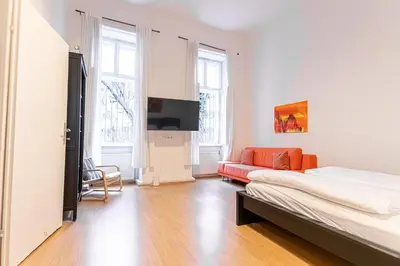 Grundriss der Unterkunft Near Belvedere Palace Comfy 2BR Apt with WIFI, TV