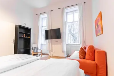 Grundriss der Unterkunft Near Belvedere Palace Comfy 2BR Apt with WIFI, TV