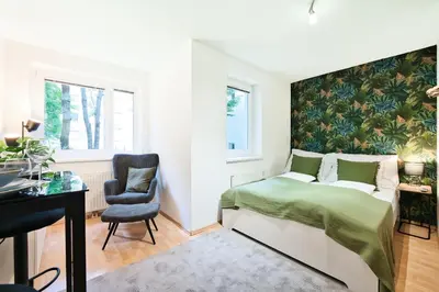 Ein Bett oder Betten in einem Zimmer der Unterkunft Bright City Apartment Free Parking & 2 Min to Subway