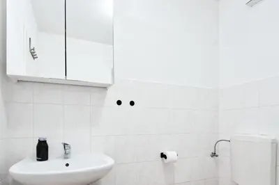 Ein Badezimmer in der Unterkunft Bright City Apartment Free Parking & 2 Min to Subway