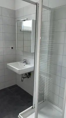 Ein Badezimmer in der Unterkunft two double bedrooms in center