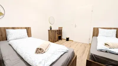 Ein Bett oder Betten in einem Zimmer der Unterkunft Spacious Rooms - 15 Min from Airport & City Center, 5 Min from Vienna Main-Bus Station EZ1