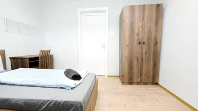 Ein Bett oder Betten in einem Zimmer der Unterkunft Spacious Rooms - 15 Min from Airport & City Center, 5 Min from Vienna Main-Bus Station EZ9