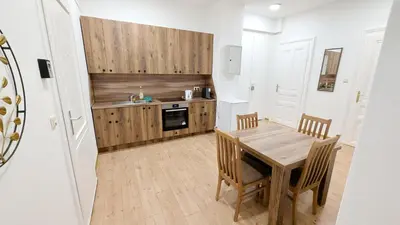 Küche/Küchenzeile in der Unterkunft Spacious Rooms - 15 Min from Airport & City Center, 5 Min from Vienna Main-Bus Station EZ9