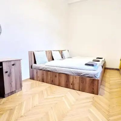 Spacious Rooms - 15 Min from Airport & City Center