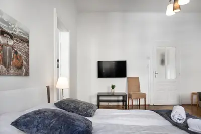 Grundriss der Unterkunft Comfy 2BR Apartment Near Downtown for Longstays