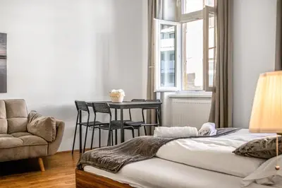 Grundriss der Unterkunft Comfy 2BR Apartment Near Downtown for Longstays