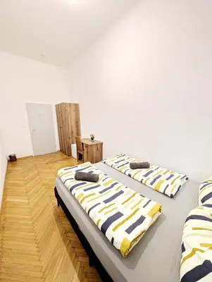 Ein Bett oder Betten in einem Zimmer der Unterkunft Spacious Rooms - 15 Min from Airport & City Center, 5 Min from Vienna Main-Bus Station EZ7