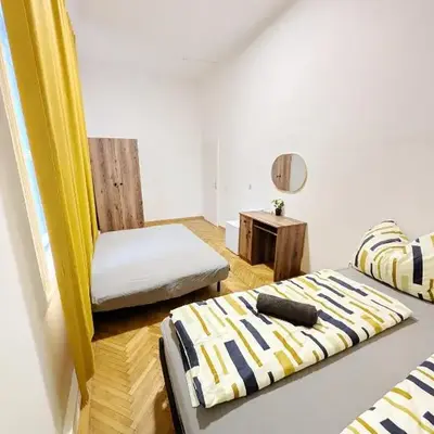 Spacious Rooms - 15 Min from Airport & City Center