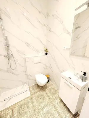 Ein Badezimmer in der Unterkunft Spacious Rooms - 15 Min from Airport & City Center, 5 Min from Vienna Main-Bus Station EZ8
