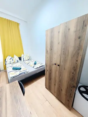 Ein Bett oder Betten in einem Zimmer der Unterkunft Spacious Rooms - 15 Min from Airport & City Center, 5 Min from Vienna Main-Bus Station EZ8