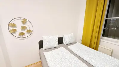 Ein Bett oder Betten in einem Zimmer der Unterkunft Spacious Rooms - 15 Min from Airport & City Center, 5 Min from Vienna Main-Bus Station EZ8