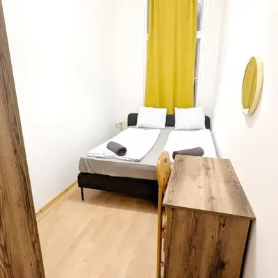 Spacious Rooms - 15 Min from Airport & City Center