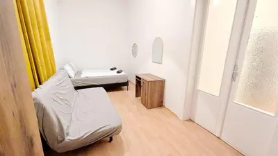 Ein Bett oder Betten in einem Zimmer der Unterkunft Spacious Rooms - 15 Min from Airport & City Center, 5 Min from Vienna Main-Bus Station EZ 12