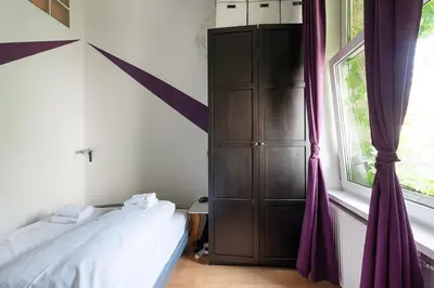 Ein Bett oder Betten in einem Zimmer der Unterkunft Grün, ruhig und zentral, großes Apartment mit Grünblick