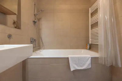 Ein Badezimmer in der Unterkunft Hoch hinaus - Pool am Dach, Rundum Balkon mit Traumaussicht