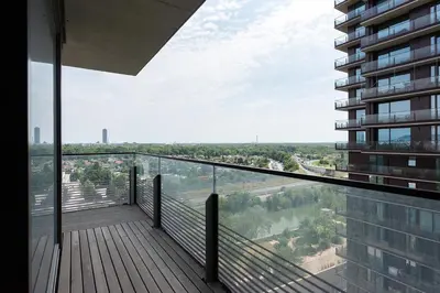 Ein Balkon oder eine Terrasse in der Unterkunft Hoch hinaus - Pool am Dach, Rundum Balkon mit Traumaussicht