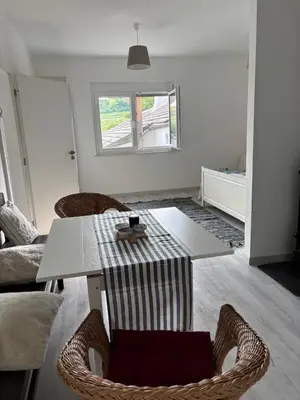 Ein Sitzbereich in der Unterkunft Charmante Ferienwohnung mit Segelmöglichkeit
