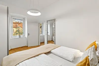 Ein Bett oder Betten in einem Zimmer der Unterkunft 7 min to Shopping Street I 5 min to Train Station