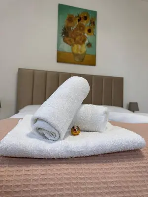 Ein Bett oder Betten in einem Zimmer der Unterkunft Apartment in Staatsoper Nhe prime location