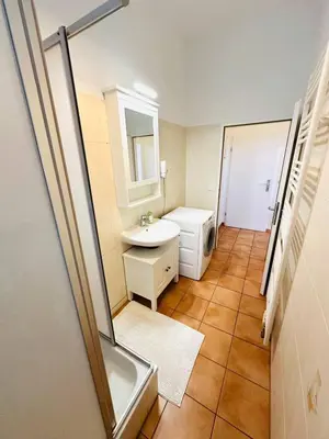 Ein Badezimmer in der Unterkunft 1 Min to Metro I Balcony I 20 Min to Inner City