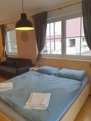 Ein Bett oder Betten in einem Zimmer der Unterkunft 1 Min to Metro I Balcony I 20 Min to Inner City
