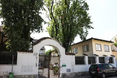 Das Gebäude in dem sich das Privatzimmer befindet
