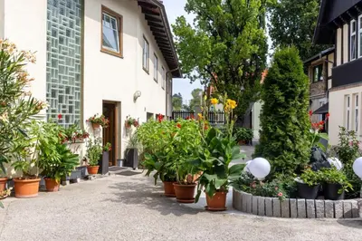 Ein Garten an der Unterkunft Haus zu den Zwei Eichen