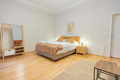 Ein Bett oder Betten in einem Zimmer der Unterkunft Stylish Modern Studio for 4P with Private Garden