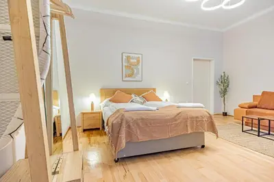 Ein Bett oder Betten in einem Zimmer der Unterkunft Stylish Modern Studio for 4P with Private Garden