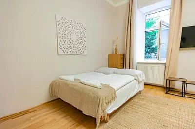 Ein Bett oder Betten in einem Zimmer der Unterkunft Stylish Modern Studio for 4P with Private Garden
