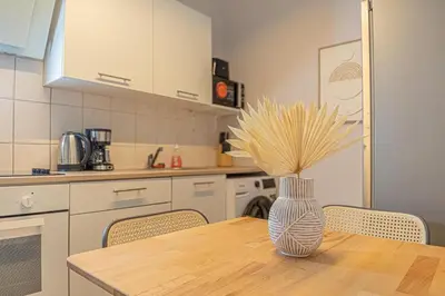 Küche/Küchenzeile in der Unterkunft Stylish Modern Studio for 4P with Private Garden