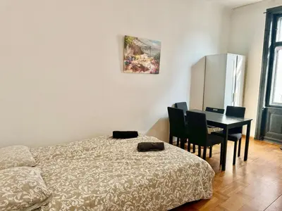 Ein Bett oder Betten in einem Zimmer der Unterkunft Stylish Flat in Heart of Vienna