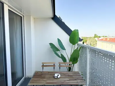 Ein Balkon oder eine Terrasse in der Unterkunft Cozy & Modern 2 BR Apartment in peaceful Area