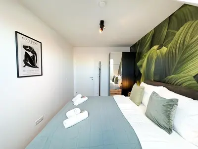 Ein Bett oder Betten in einem Zimmer der Unterkunft Cozy & Modern 2 BR Apartment in peaceful Area