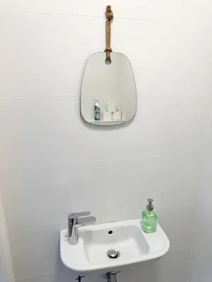 Ein Badezimmer in der Unterkunft Modern & Spacious 2BR Apartment with Balcony