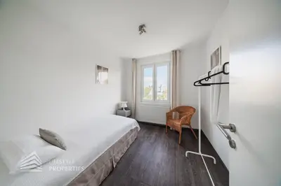 Ein Bett oder Betten in einem Zimmer der Unterkunft Quiet city oasis for up to 5 guests