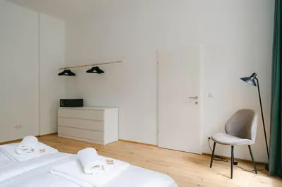 Ein Bett oder Betten in einem Zimmer der Unterkunft Calm 1BR perfect for 4-6 metro close to Naschmarkt