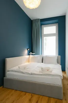 Ein Bett oder Betten in einem Zimmer der Unterkunft Homey 2BR perfect for 4-6 metro close to Naschmarkt