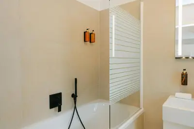 Ein Badezimmer in der Unterkunft Modern 3BR perfect for 4-6 metro close to Naschmarkt