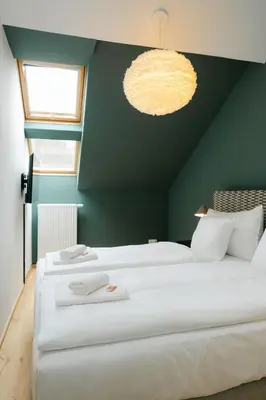 Ein Bett oder Betten in einem Zimmer der Unterkunft Modern 3BR perfect for 4-6 metro close to Naschmarkt